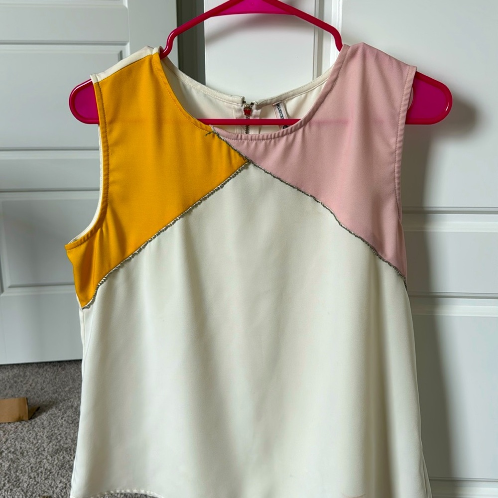 Women blouse sleeveless